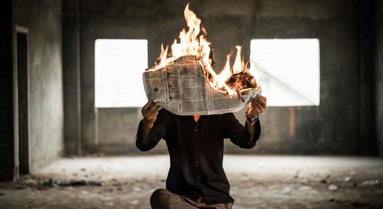 Растущая волна ложной информации и дезинформации, откровенной лжи, «дипфейков» и языка ненависти угрожает свободе печати. 